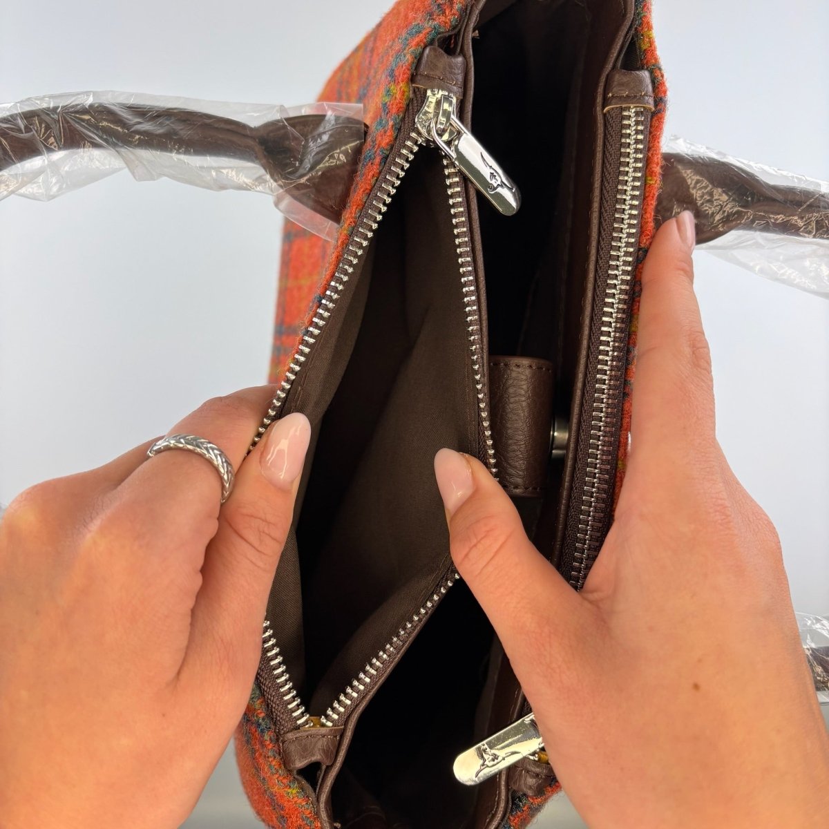 MoodCompanyNL - Handtas Brora Roze Stewart tartan - Ritssluiting - Draagband - Harris Tweed - Glen Appin of Scotland - 5061035011510