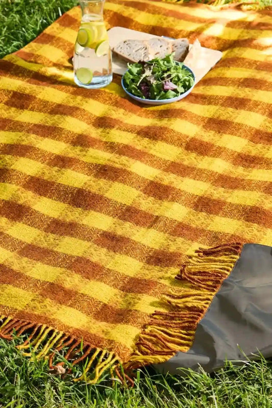 Mood Company - Picknickkleed Polo Okergeel en Bruin geruit - Wol - Leren Draagset - Waterdicht - 145x183cm - Tweedmill - 5060958306468