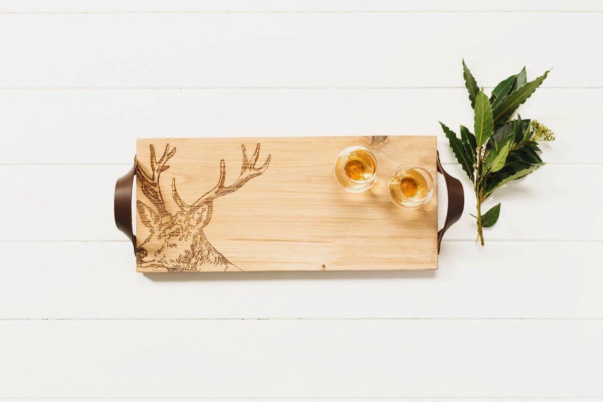 Serveerplank Edelhert met leren handvatten - 45x20 - Schots Eikenhout - Scottish Made by MoodCompanyNL