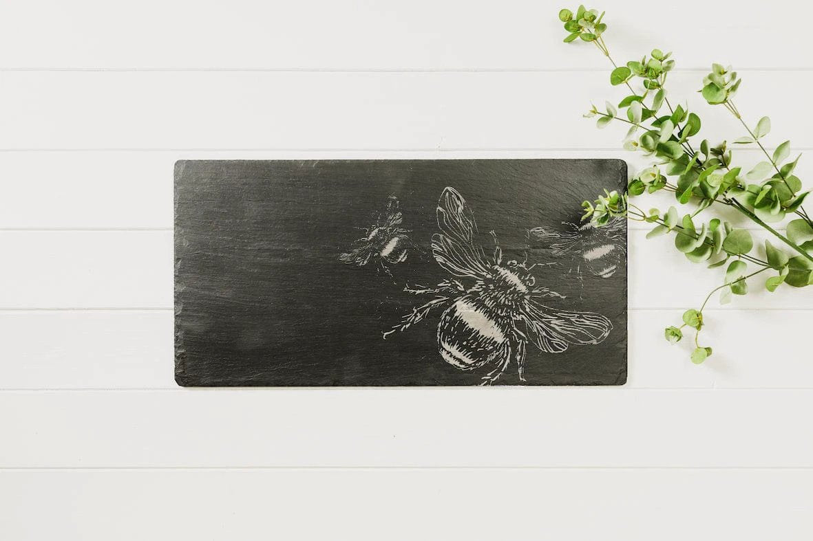 Tafelloper Bijen - Gegraveerd - 50x25 - Leisteen - Just Slate Company Scotland by MoodCompanyNL