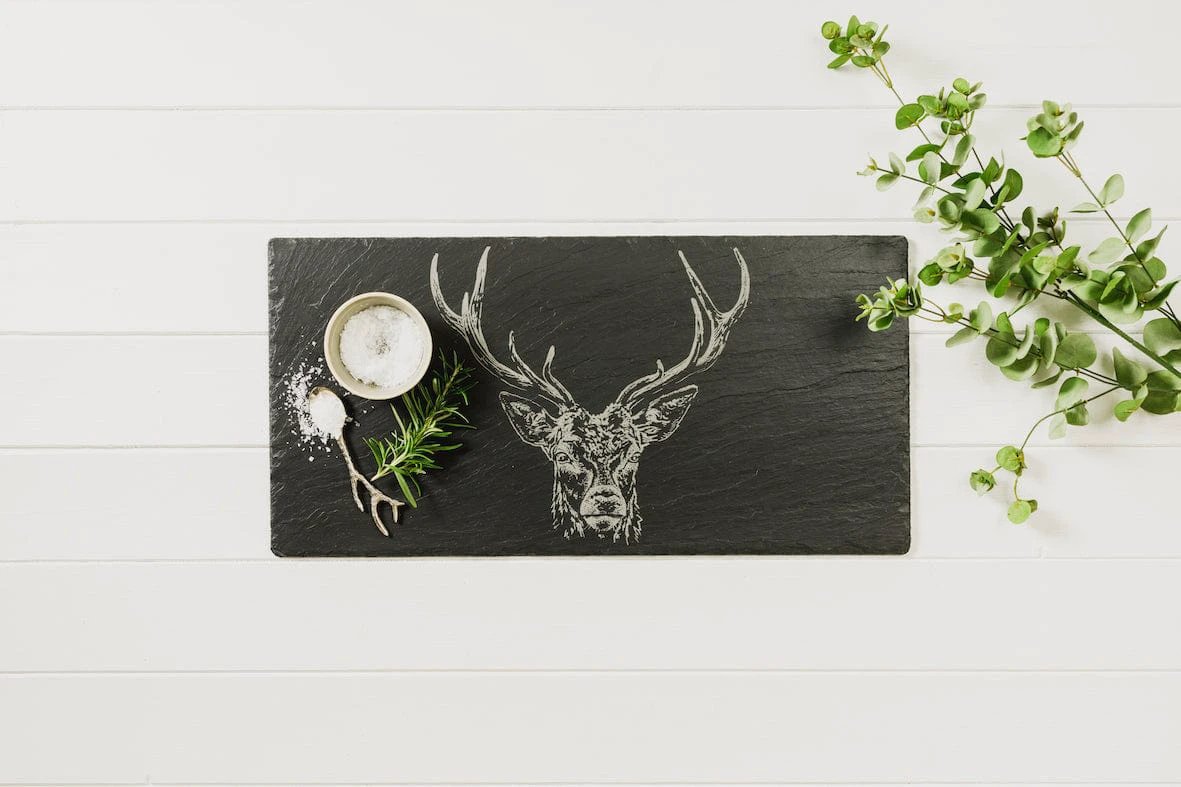 Tafelloper Edelhert - Gegraveerd - 50x25 - Leisteen - Just Slate Company Scotland by MoodCompanyNL