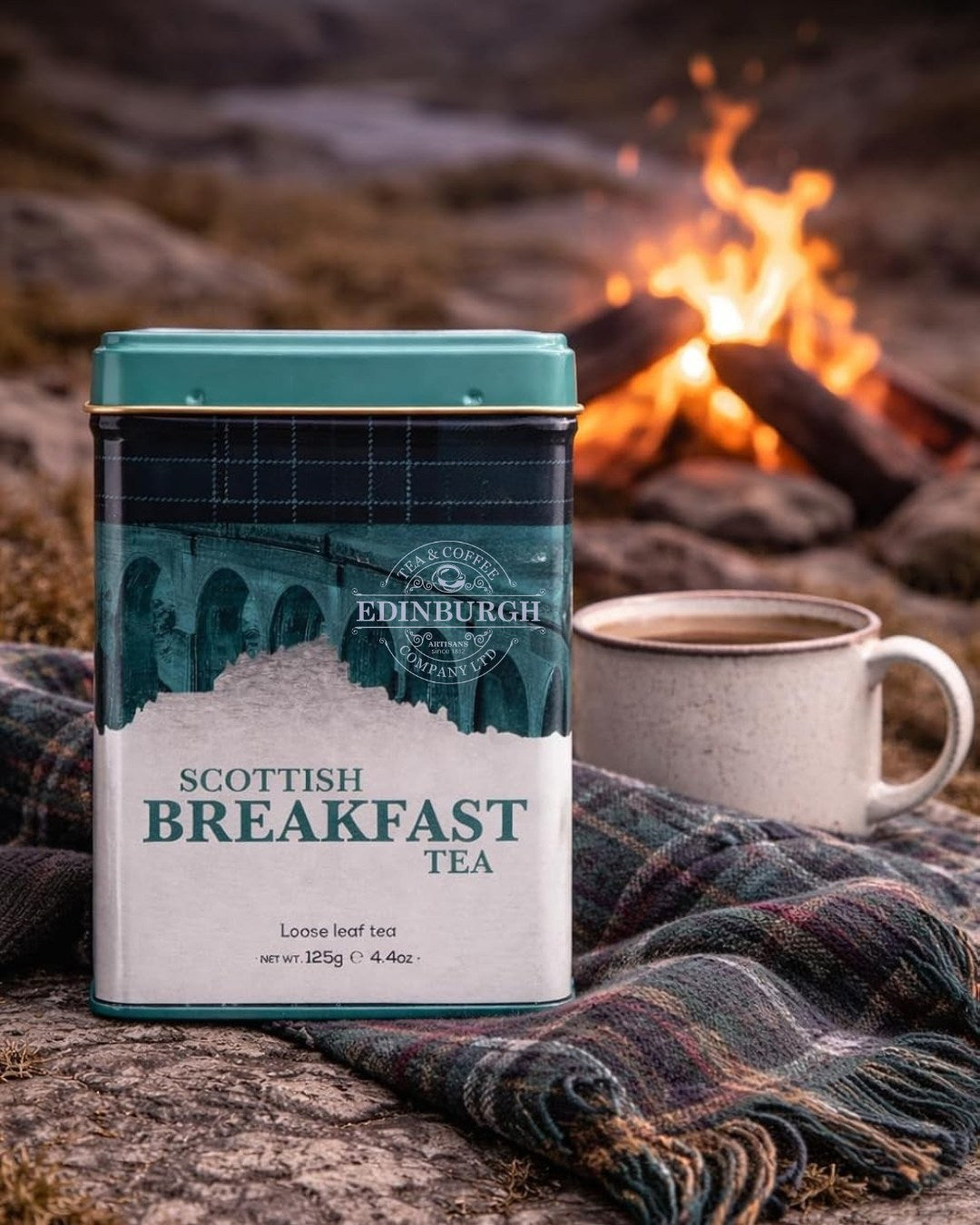 Scottish Breakfast Tea van Edinburgh Tea & Coffee op een tartan plaid bij een kampvuur