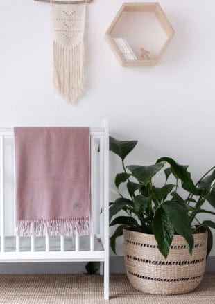 MoodCompanyNL - Babydekentje Oud Roze - 75x110 - Lamswol - TBCo Scotland - 5055603546856