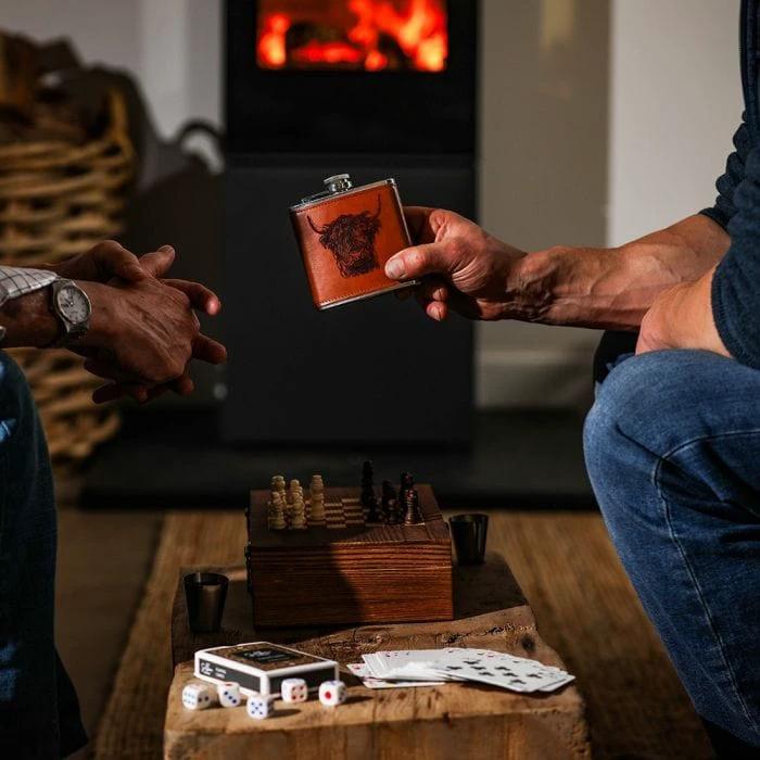Game Set met Heupfles Schotse Hooglander - Top Cadeau - Selbrae House Scotland by MoodCompanyNL