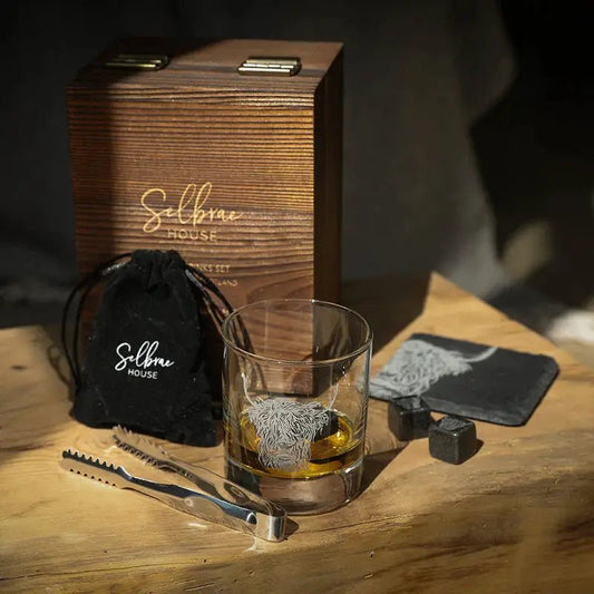 Mood Company - Geschenkset Hooglander met Gegraveerd Whiskyglas Whiskystenen en Onderzetter - Just Slate Company Scotland - 5060949550290
