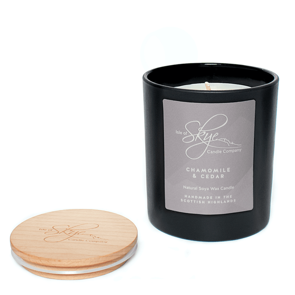 MoodCompanyNL - Geurkaars Kamille en Cederhout Large - 45 uur - Sojawas - Isle of Skye Candle - 5060346382142