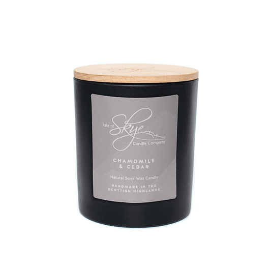 MoodCompanyNL - Geurkaars Kamille en Cederhout Large - 45 uur - Sojawas - Isle of Skye Candle - 5060346382142