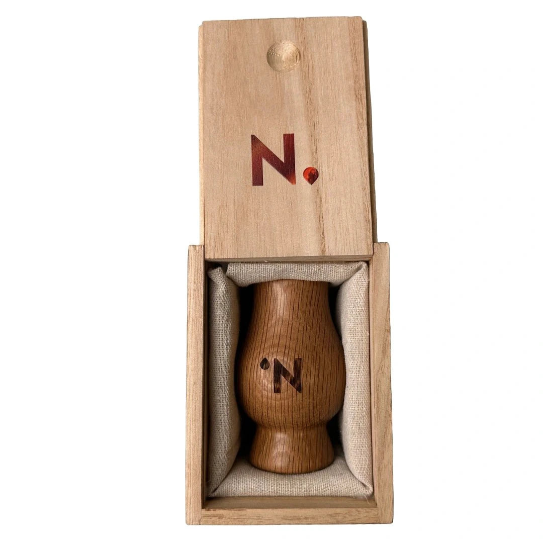 Handgemaakte eikenhouten whiskybeker (50ml) in houten doos by MoodCompanyNL