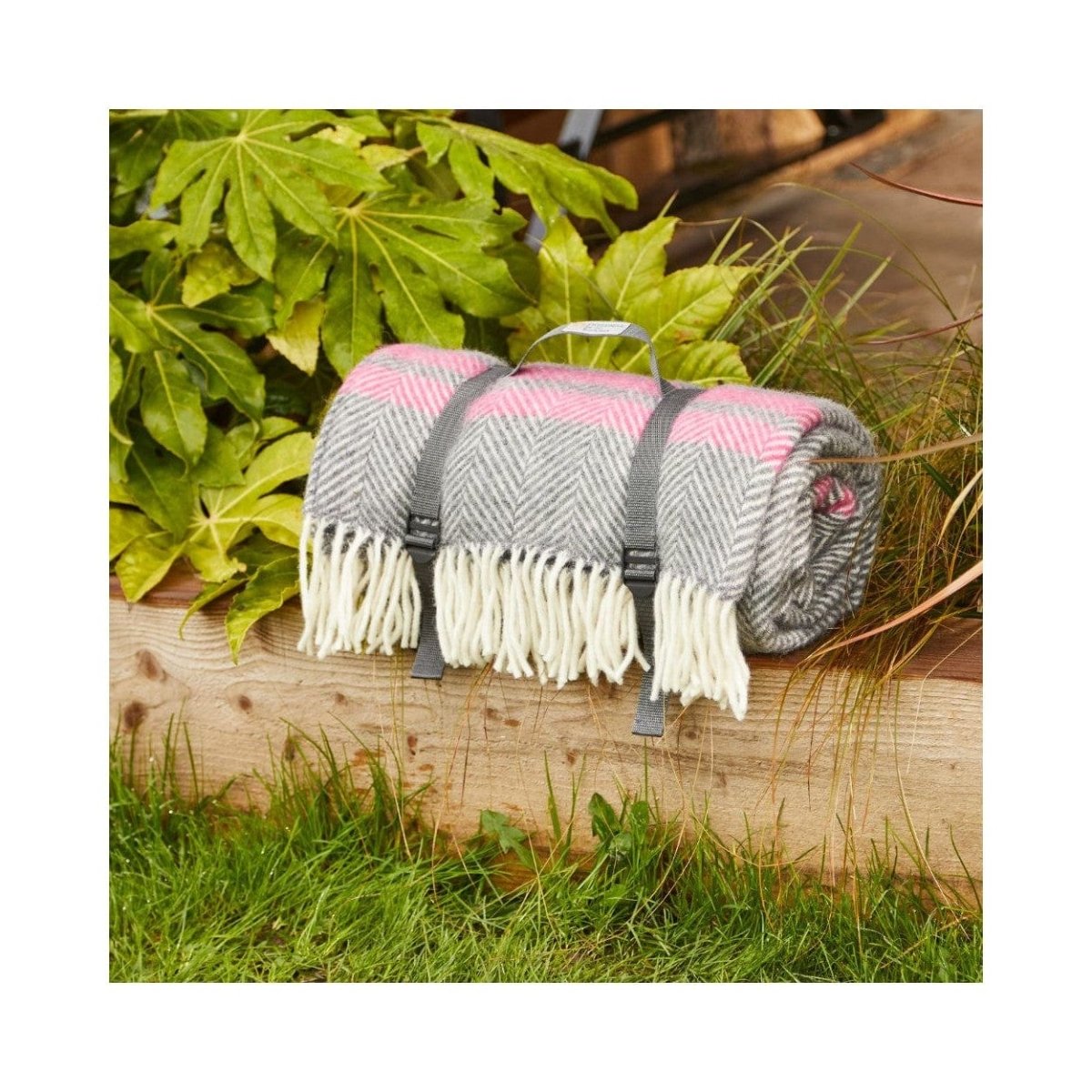 MoodCompanyNL - Picknickkleed Polo Visgraat Grijs met Roze strepen - Wol - Waterdicht - 145x183cm - Tweedmill - 5060958301067