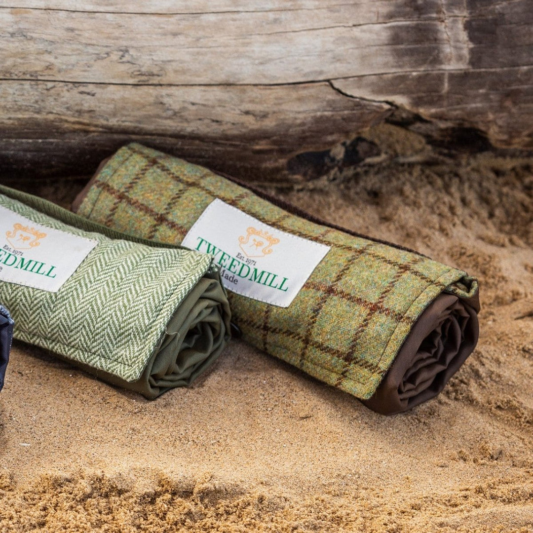 MoodCompanyNL - Picknickkleed Walker Geruit Tweed 611 Bruin - Tweed - Waterdicht - 66 × 98cm - Tweedmill - 5060674578330