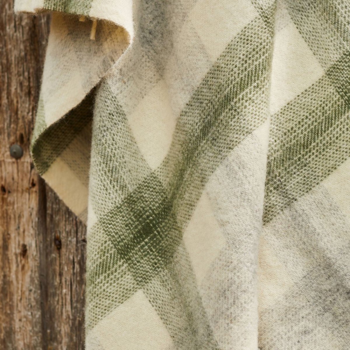 Mood Company - Plaid Meadow Olijfgroen - 150x183 - Nieuw Wol - Tweedmill UK - 5060958305140