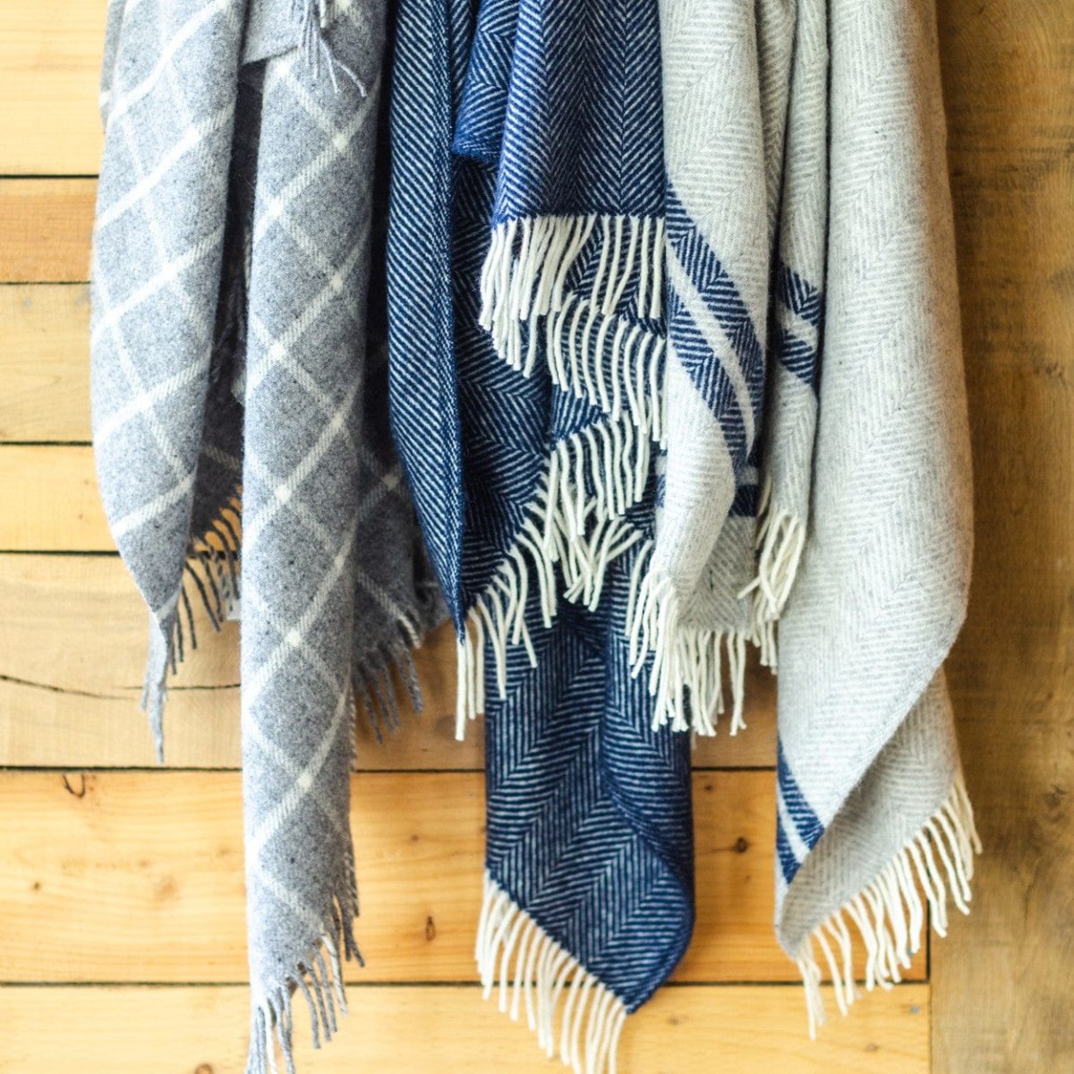 MoodCompanyNL - Plaid Visgraat 2 streep Grijs en Blauw - 150x183 - Nieuw Wol - Tweedmill UK - 5060067704346