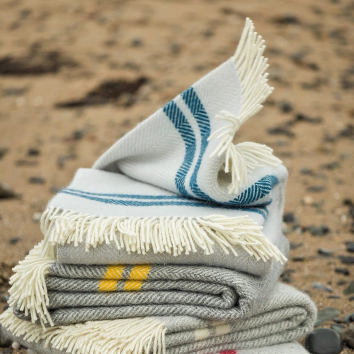 MoodCompanyNL - Plaid Visgraat 2 streep Lichtblauw en Blauw - 150x183 - Nieuw Wol - Tweedmill UK - 5060567827415