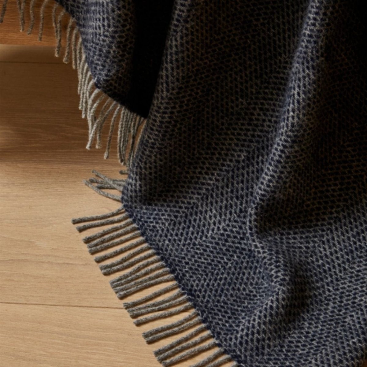 MoodCompanyNL - Sprei Beehive Marine Blauw met Grijs - 140x240 - Nieuw Wol - Tweedmill UK - 5060958301852