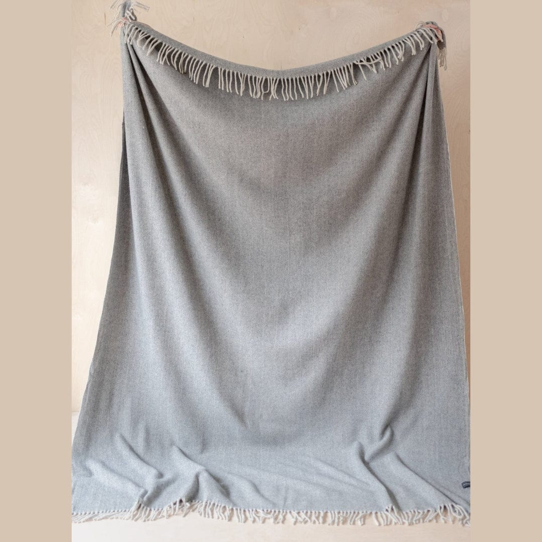 MoodCompanyNL - Sprei Visgraat Grijs (Charcoal Grey) - 175x250 - Gerecycled Wol - TBCo Scotland - 5055603536734